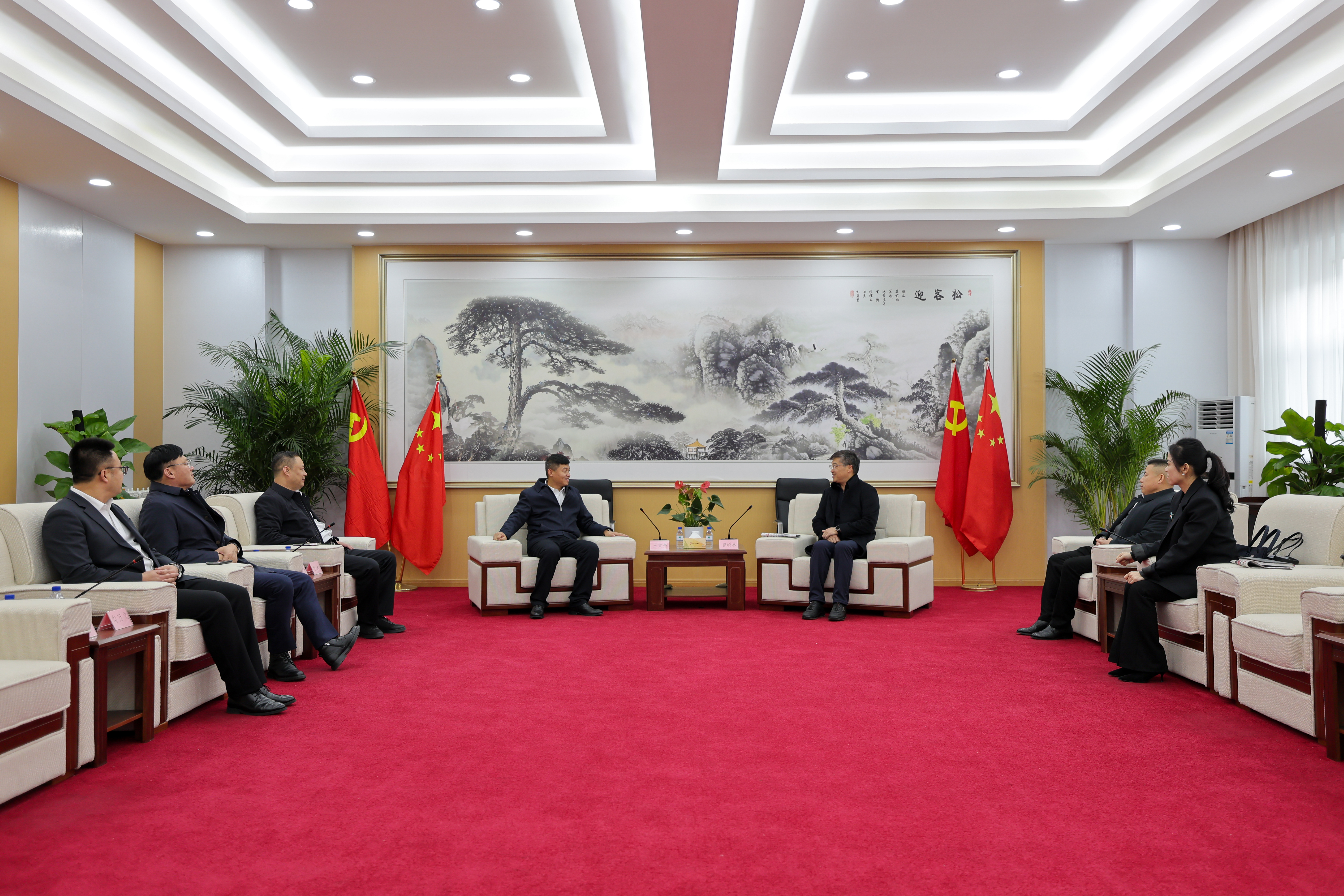 王文亮與大祥區(qū)委副書記、區(qū)長曾嶠林會談，中國經(jīng)濟(jì)改革基金會新質(zhì)生產(chǎn)力專項(xiàng)管理委員會副主任申濤參加會談